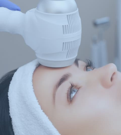 the-doctorcosmetologist-makes-the-cryotherapy-procedure-of-the-facial-picture-id990310004